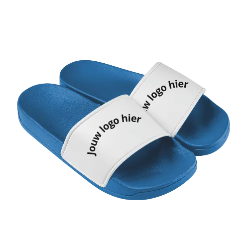 Een afbeelding van blauwe slippers met een witte band met de tekst jouw logo hier ter illustratie voor de personaliseerbare slippers. Met een witte achtergrond
