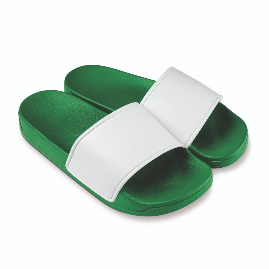 Slippers bedrukken - Slippers groen wit Groene slippers met een witte band op een witte achtergrond.
