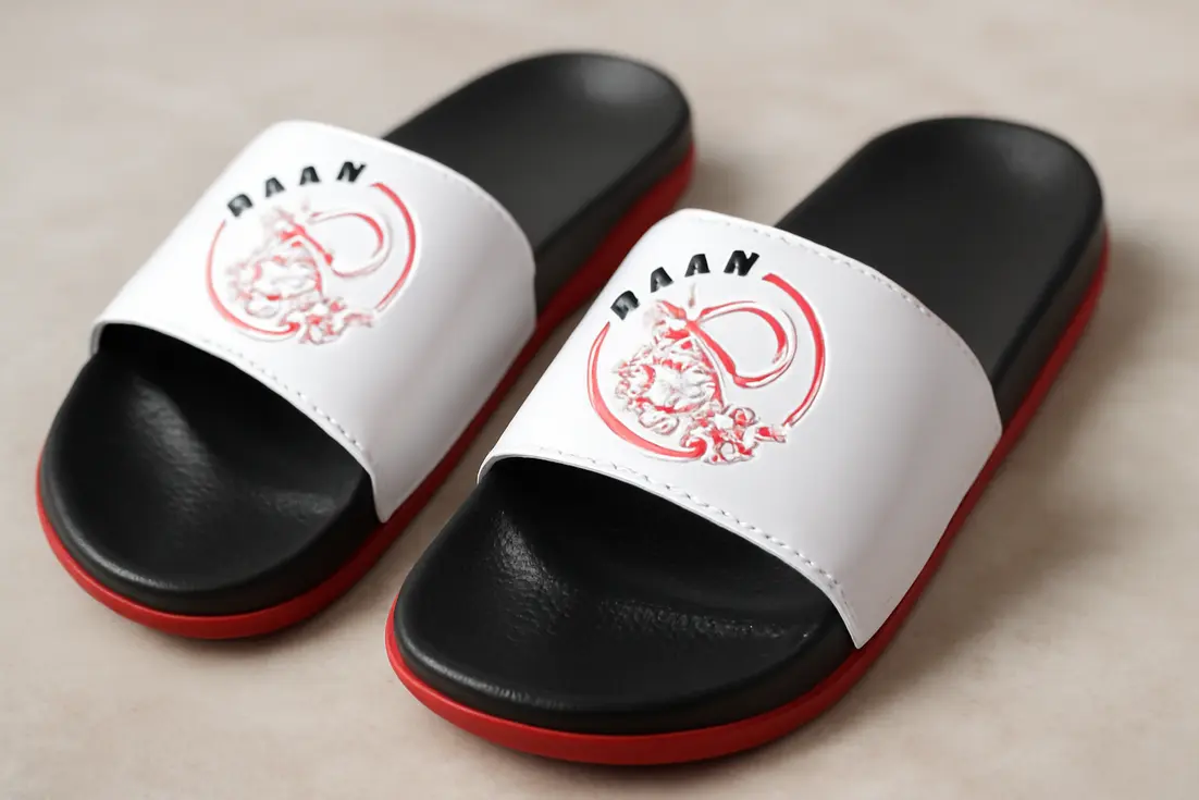 Ajax badslippers rood-wit met Ajax-logo, comfortabele badslippers